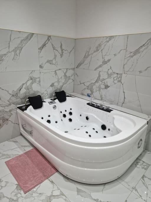 Maison Chic Avec Jacuzzi Nogent Sur Oise Yaospa60 Экстерьер фото